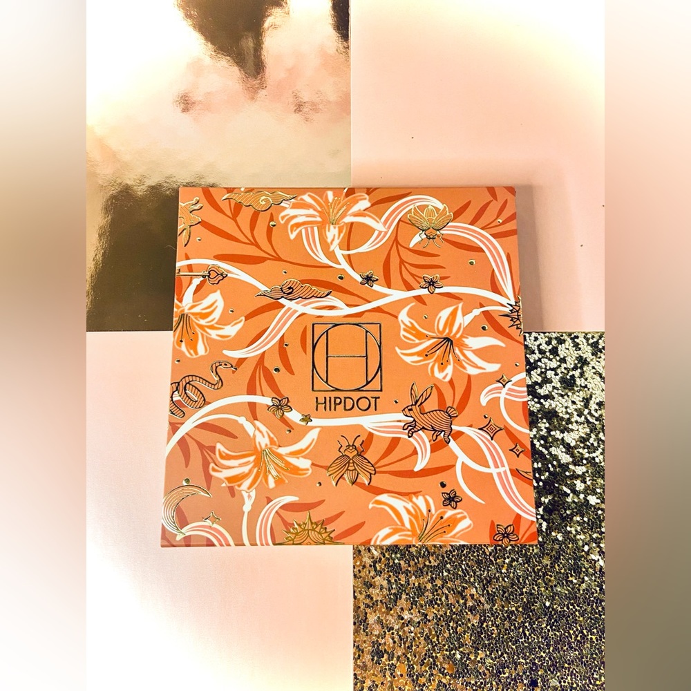 HIPDOT WITCHY WARMS
Pressed Pigment & Glitter Pallet